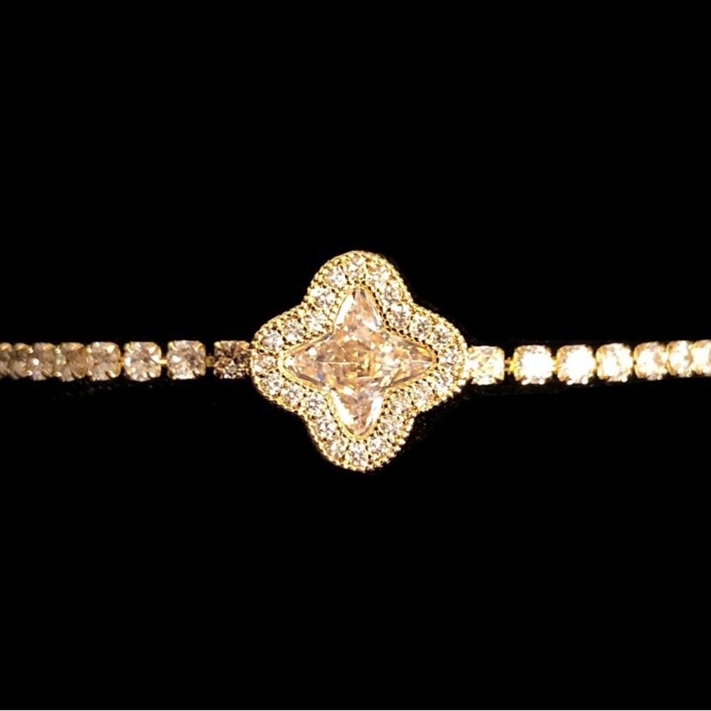 👙$5 Clear Out Sale👛 
Gold Vintage-Inspired Bracelet with Ornate Detailing